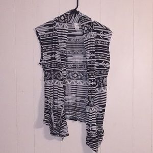 Sleeveless cardigan with pockets